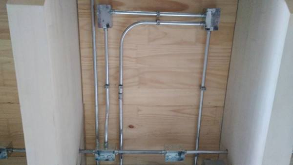 Canalización EMT instalada sobre estructura
