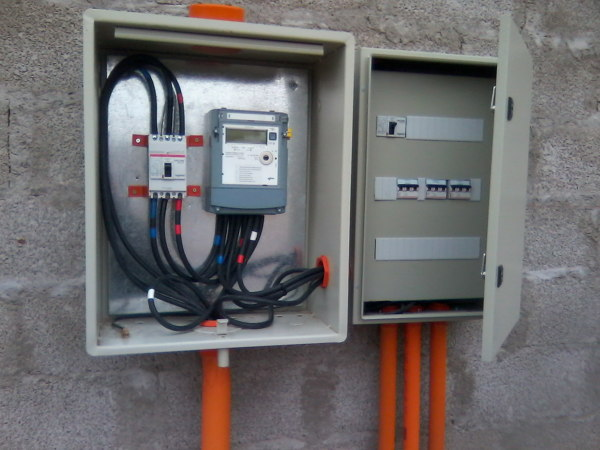 Tablero eléctrico y gabinete de protecciones